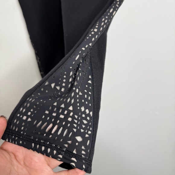 ALO Yoga Black Patina High Waist Black Capri Leggings Sz M Yoga Pilates Workout - Picture 10 of 16